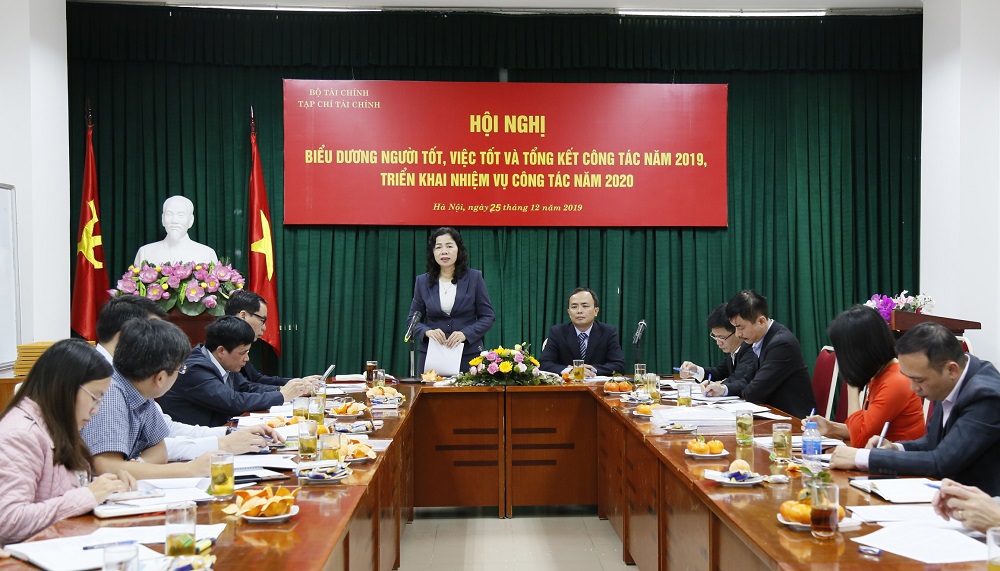Thứ trưởng Bộ Tài chính Vũ Thị Mai chỉ đạo hội nghị.