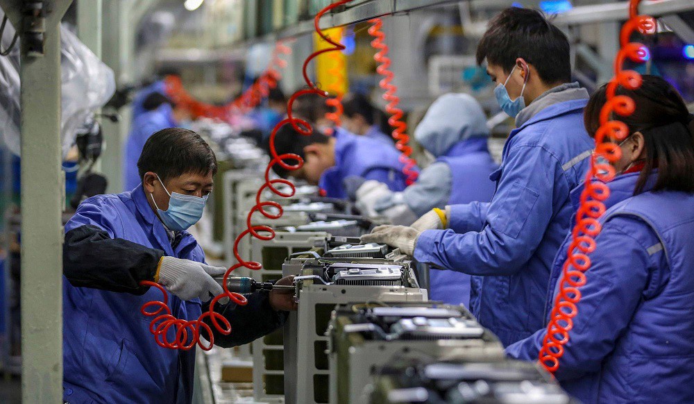 Một dây chuyền sản xuất tại một nhà máy ở Vũ Hán, Trung Quốc - Ảnh: AFP 