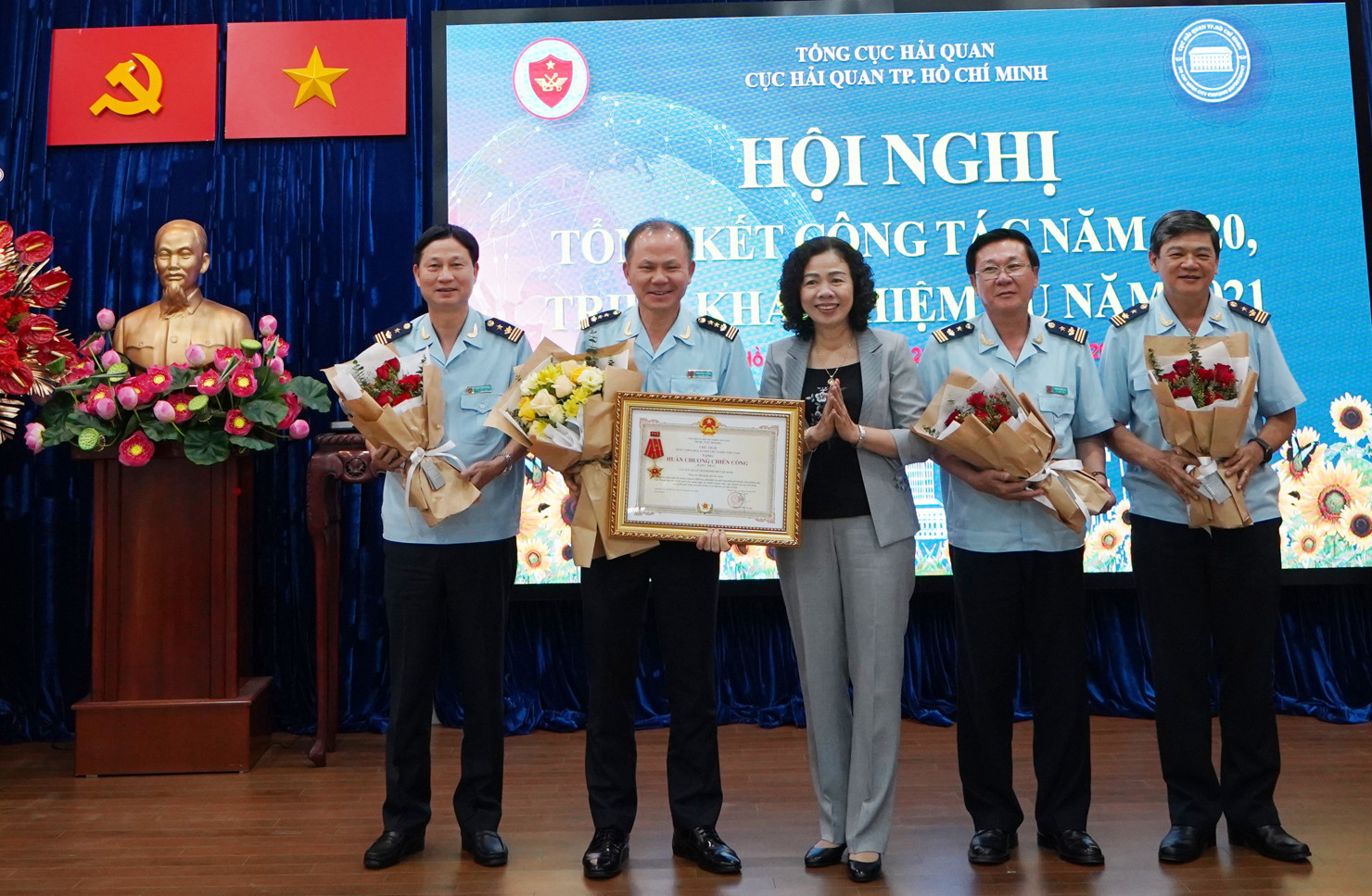 Thứ trưởng Bộ Tài chính Vũ Thị Mai thừa ủy quyền trao Huân chương Chiến công hạng Nhất cho tập thể Cục Hải quan TP. Hồ Chí Minh.