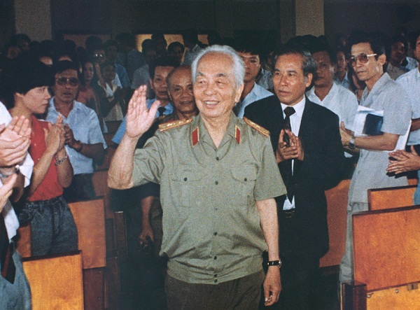 Đại tướng Võ Nguyên Giáp thăm và nói chuyện với cán bộ Bộ Tài chính 
năm 1994 về tư tưởng Hồ Chí Minh. Nguồn: mof.gov.vn