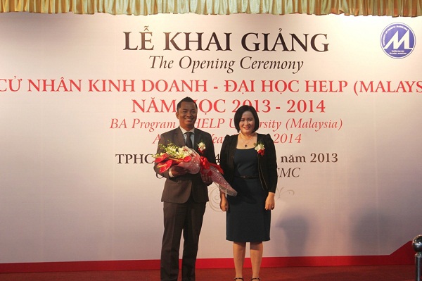 Bà Nguyễn Thị Mỹ Dung tặng hoa cho đại diện Lãnh sự quán Malaysia trong lễ khai giảng. Nguồn: FinancePlus.vn