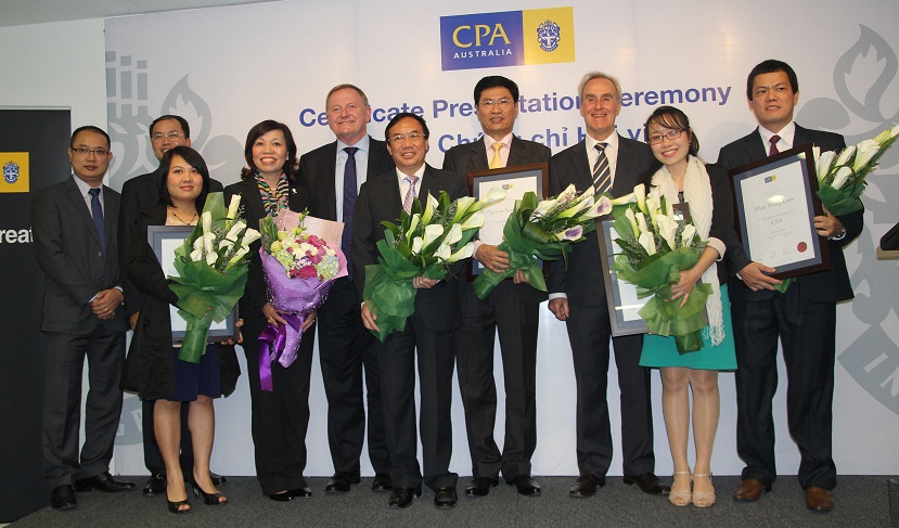 Ngài Phillip Stonehouse và Ngài Robert Thomason trao chứng chỉ cho các tân hội viên của CPA Australia. Nguồn: FinancePlus.vn