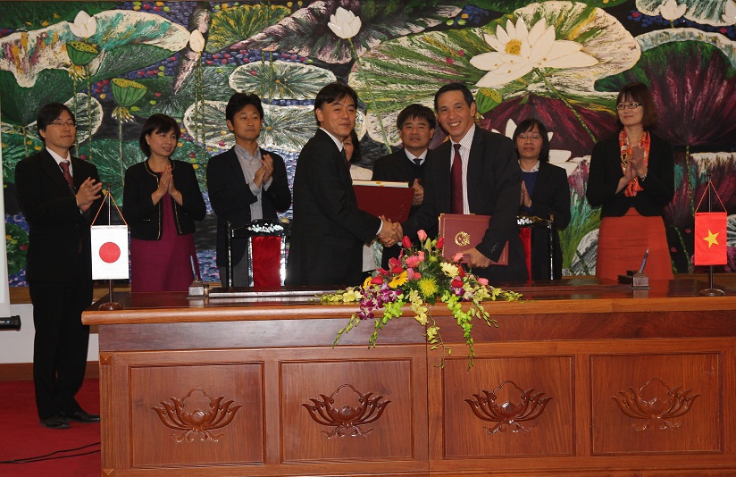 Thứ trưởng Trương Chí Trung và ông Mutsuya Mory ký 2 hiệp định vay vốn. Nguồn: FinancePlus.vn