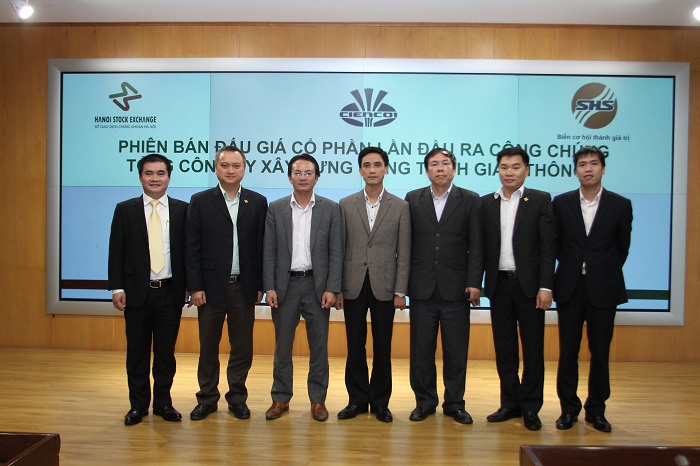 Lãnh đạo Tổng Công ty Xây dựng Thăng Long và đại diện HNX tại phiên đấu giá cổ phần ngày 24/3/2014. Nguồn: financePlus.vn
