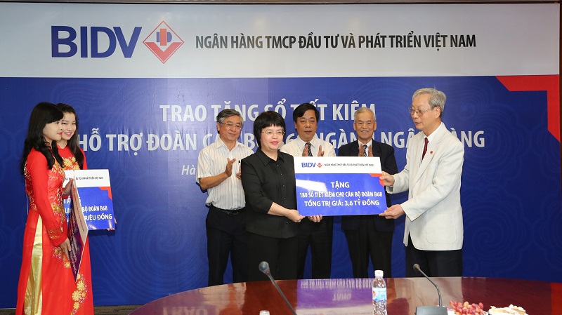 BIDV trao tặng quà hỗ trợ cho các cán bộ Đoàn B68 ngành Ngân hàng. Nguồn: bidv.com.vn