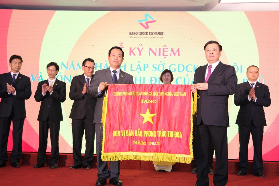 Bộ trưởng Bộ Tài chính Đinh Tiến Dũng trao Cờ thi đua của Chính phủ cho tập thể Ban lãnh đạo HNX. Nguồn: financePlus.vn