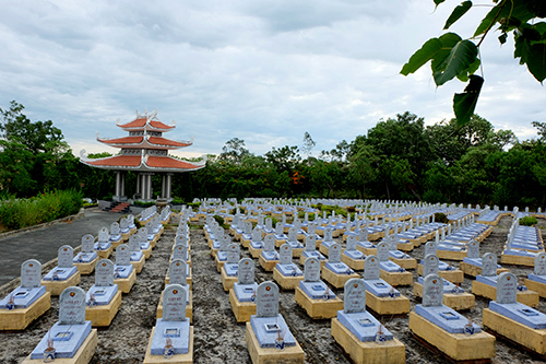 Phần mộ của các Anh hùng liệt sỹ chưa biết tên tại NTLSQG Đường 9. Nguồn: mof.gov.vn