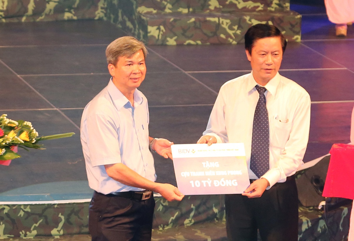 BIDV trao tặng 10 tỷ đồng cho đại diện Công đoàn GTVT Việt Nam. Nguồn: internet
