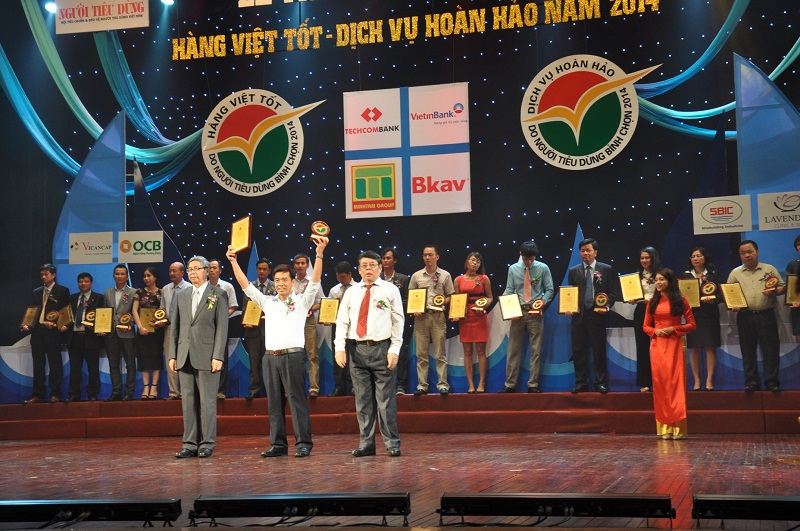 BIDV được vinh danh trong top 10 với dịch vụ Ngân hàng trực tuyến được người tiêu dùng bình chọn và được ban tổ chức trao tặng bằng và cúp chứng nhận “Hàng Việt Tốt – Dịch Vụ Hoàn Hảo năm 2014”. Nguồn: financeplus.vn