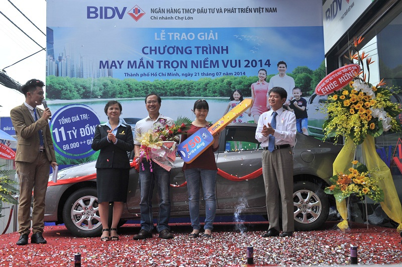 BIDV đã trao giải đặc biệt đầu tiên của chương trình Tiết kiệm dự thưởng “May mắn trọn niềm vui 2014” là 01 xe ôtô Honda Civic trị giá 750 triệu đồng. Nguồn: financeplus.vn