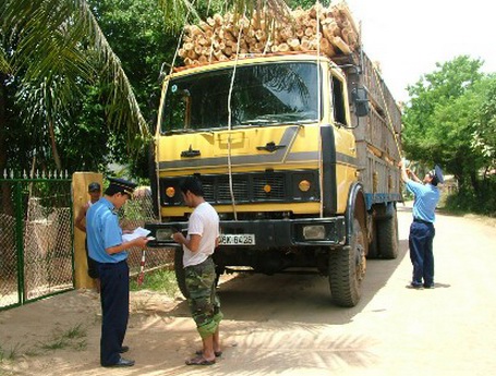 Phó Thủ tướng Chính phủ Nguyễn Xuân Phúc yêu cầu xử lý nghiêm các đối tượng có hành vi thao túng, bảo kê hoạt động của xe quá tải, quá khổ. Nguồn: internet