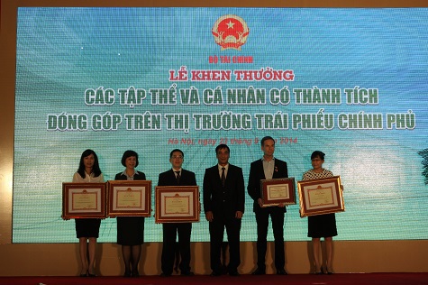 Thứ trưởng Bộ Tài chính Trần Xuân Hà trao Bằng khen của Bộ Tài chính cho các tổ chức, cá nhân có nhiều đóng góp cho sự phát triển của thị trường TPCP. Nguồn: financeplus.vn