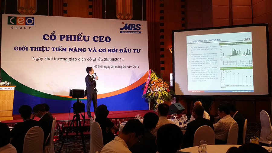 Đại diện Công ty Chứng khoán MB giới thiệu tiềm năng cổ phiếu CEO (sẽ chính thức niêm yết trên HNX ngày 29/9/2014) cho các nhà đầu tư. Nguồn: financePlus.vn