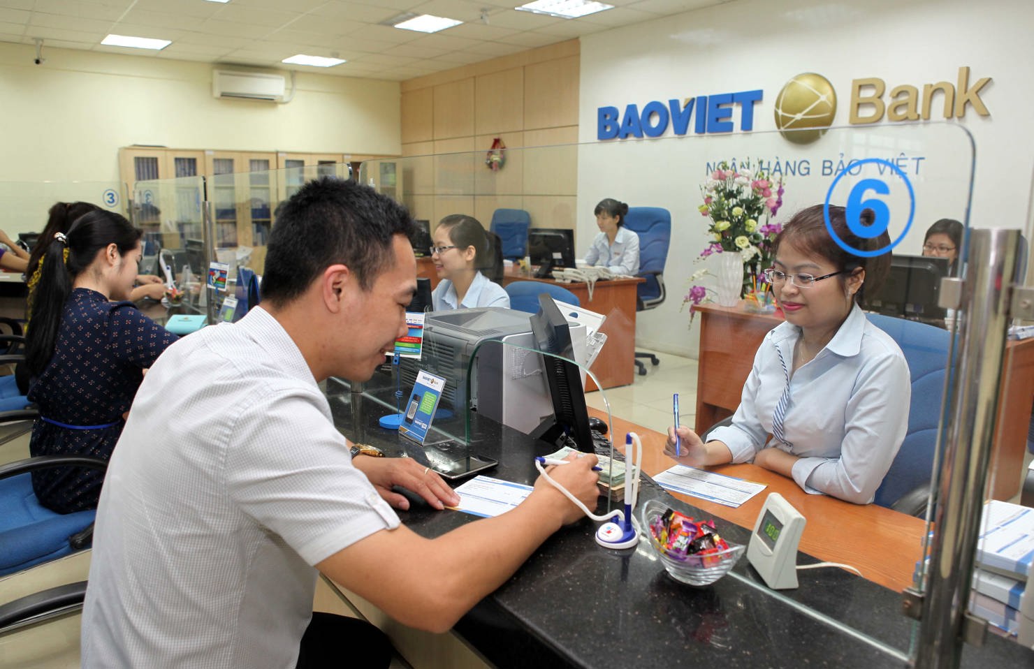 Giao dịch tại BAOVIET Bank chi nhánh Hà Nội. Nguồn: baoviet.com.vn