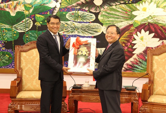 Thứ trưởng Bộ Tài chính Đỗ Hoàng Anh Tuấn và Tổng Cục trưởng Tổng Cục Hải quan Lào Athsaphangthong Siphandone trao quà lưu niệm. Nguồn: financeplus.vn