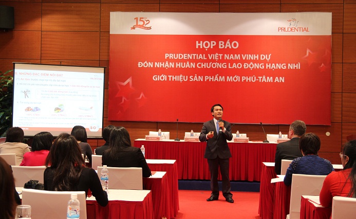Đại diện Prudential giới thiệu về sản phẩm bảo hiểm Phú-Tâm An. Nguồn: financeplus.vn