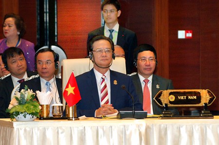 Thủ tướng Nguyễn Tấn Dũng và đoàn Việt Nam dự phiên họp toàn thể Hội nghị Cấp cao ASEAN 25. Nguồn: chinhphu.vn