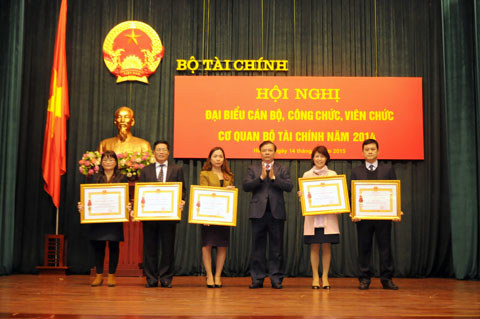 Thừa ủy quyền của Chủ tịch nước, Bộ trưởng Bộ Tài chính Đinh Tiến Dũng trao tặng Huân chương Lao động cho các tập thể. Nguồn: internet