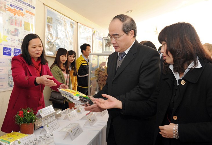 Chủ tịch Ủy ban Trung ương MTTQ Việt Nam tham quan một số sản phẩm nông nghiệp
 của Học viện Nông nghiệp Việt Nam. Nguồn: internet