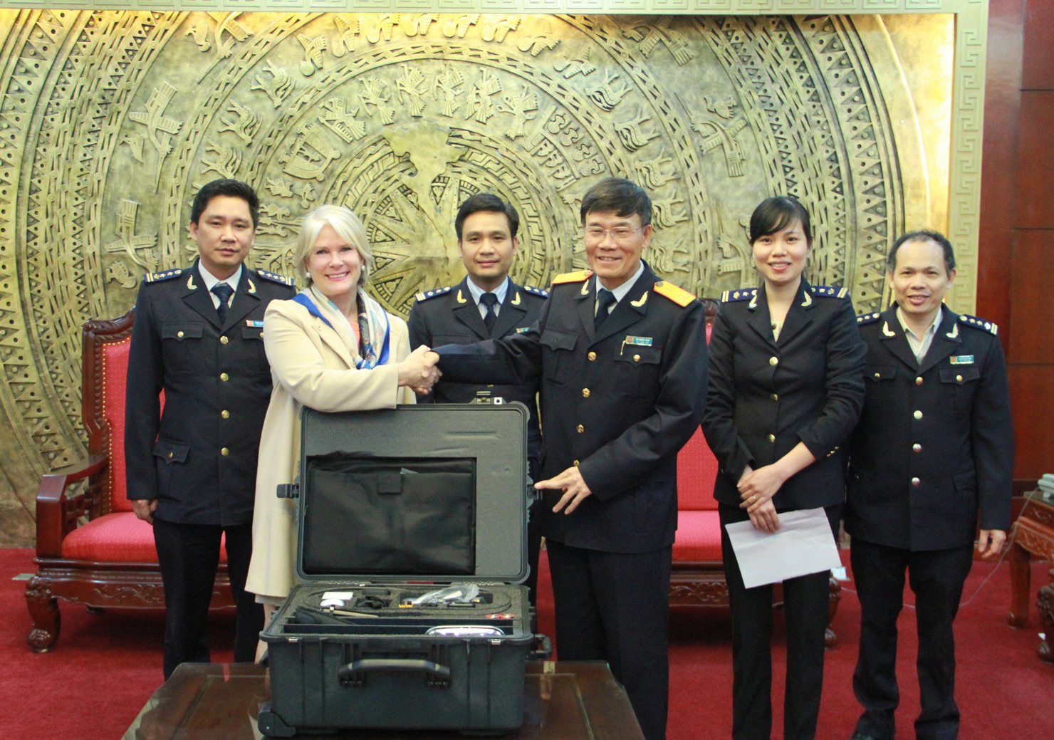 Bà Julia Klaus, Cố vấn khu vực EXBS trao thiết bị phát hiện hàng cấm cho Hải quan Việt Nam. Nguồn: internet