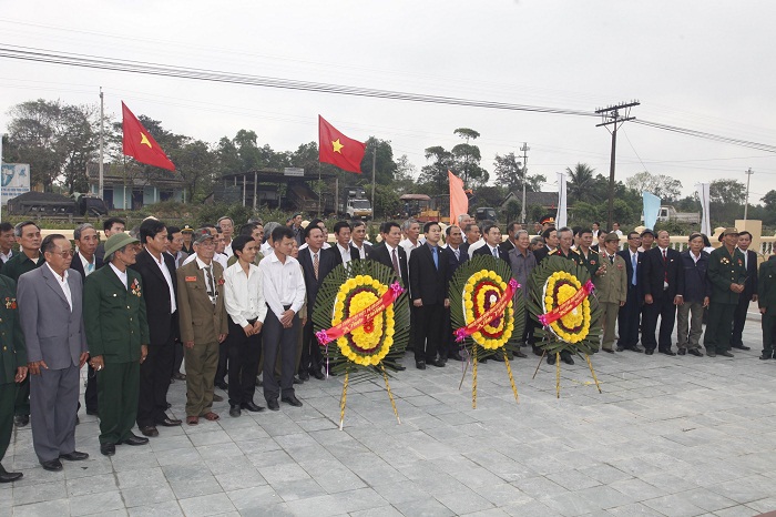 Đoàn đại biểu Tập đoàn Bảo Việt tới thăm viếng và dâng hương tưởng nhớ các anh hùng, liệt sỹ tại di tích lịch sử Chi khu Quân sự Mai Lĩnh. Nguồn: internet