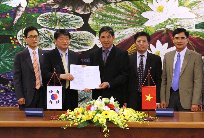 Thứ trưởng Trương Chí Trung và ông Yim Seong Hyeog ký kết 2 hiệp định. Nguồn: financeplus.vn
