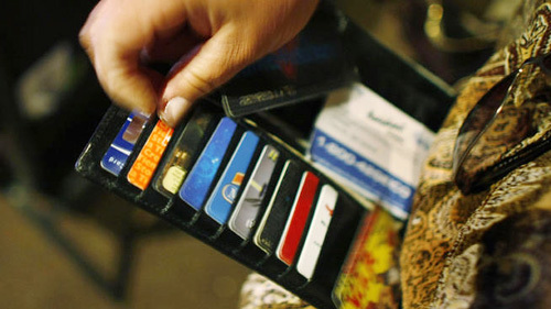 Không nên cho mượn, chụp lại thẻ tín dụng. Nguồn: internet
