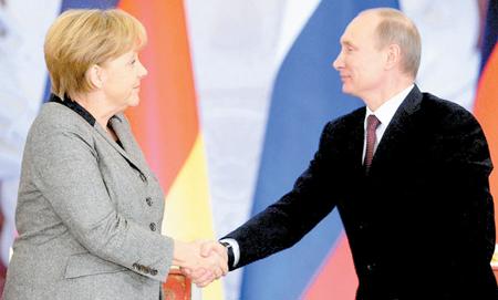 Tổng thống Nga Putin bắt tay Thủ tướng Đức Angela Merkel. Nguồn: internet