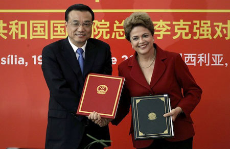Thủ tướng Trung Quốc Lý Khắc Cường và Tổng thống Brazil Dilma Rousseff sau khi chứng kiến lễ ký kết một loạt thỏa thuận song phương hôm 19.5 tại Phủ tổng thống ở Thủ đô Brasilia. Nguồn: internet