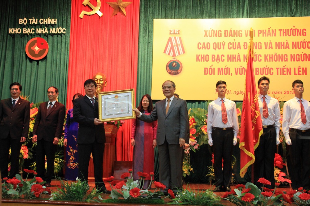 Chủ tịch Quốc hội Nguyễn Sinh Hùng trao Huân chương Độc lập hạng Nhì cho đại diện KBNN - Tổng giám đốc Nguyễn Hồng Hà. Nguồn: financeplus.vn