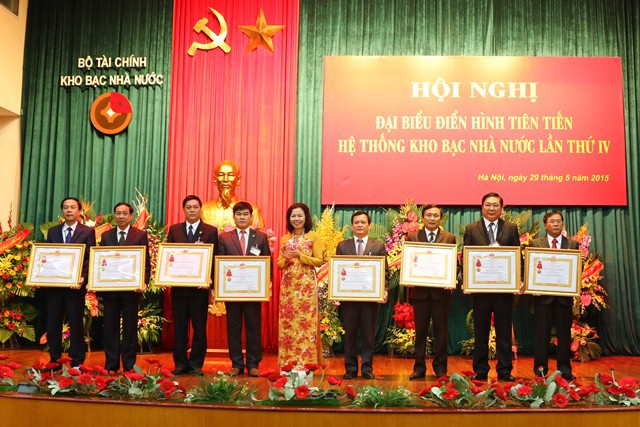 Thứ trưởng Bộ Tài chính Vũ Thị Mai thừa ủy quyền trao Huân chương Lao động hạng Nhì cho 4 tập thể, cá nhân tiêu biểu.