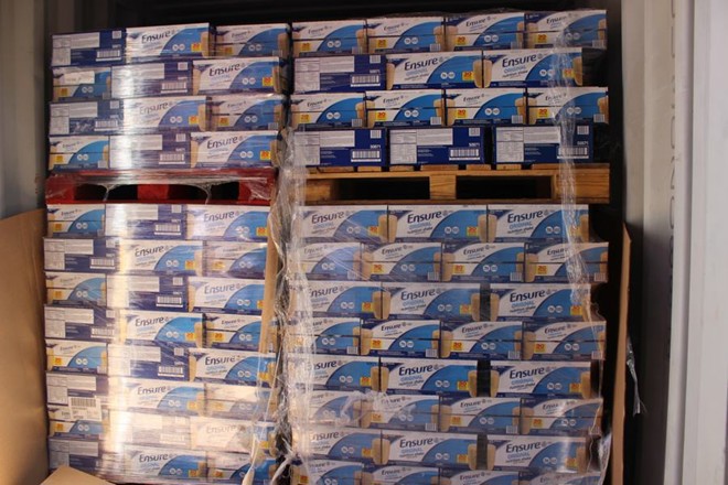 Lô hàng sữa vi phạm của Công ty TNHH Bảo Cửu Phong bị lực lượng Hải quan thu giữ. Nguồn: internet