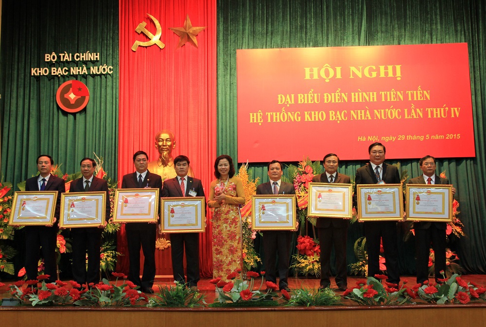 Thứ trưởng Vũ Thị Mai, Ủy viên Ban cán sự Đảng bộ Bộ Tài chính trao tặng Huân chương Lao động hạng Nhì cho 5 tập thể và 3 cá nhân tiêu biểu Kho bạc Nhà nước.