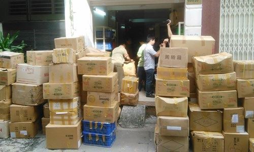 Cơ quan chức năng thu giữ hàng tấn mỹ phẩm giả của Công ty mỹ phẩm Huyền Trang. Nguồn: internet