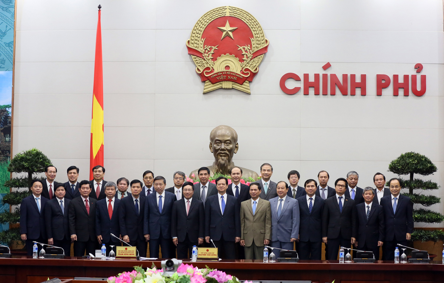 Thủ tướng Nguyễn Tấn Dũng với các thành viên Ủy ban quốc gia APEC 2017. Nguồn: internet
