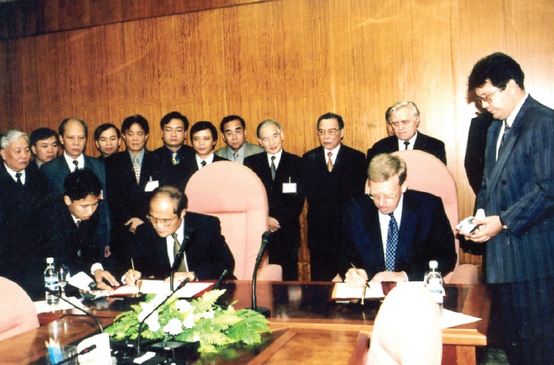 Bộ trưởng Bộ Tài chính Nguyễn Sinh Hùng và Phó Thủ tướng thứ nhất kiêm Bộ trưởng Tài chính Nga ký Hiệp định xử lý nợ giữa Việt Nam và Nga tại Mátxcơva (ngày 13/9/2000).