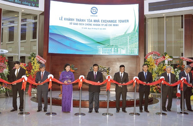 Bộ trưởng Đinh Tiến Dũng và lãnh đạo Bộ Tài chính, UBND TP. Hồ Chí Minh cắt băng khánh thành tòa nhà làm việc mới Sở GDCK TP. Hồ Chí Minh (tháng 7/2014).