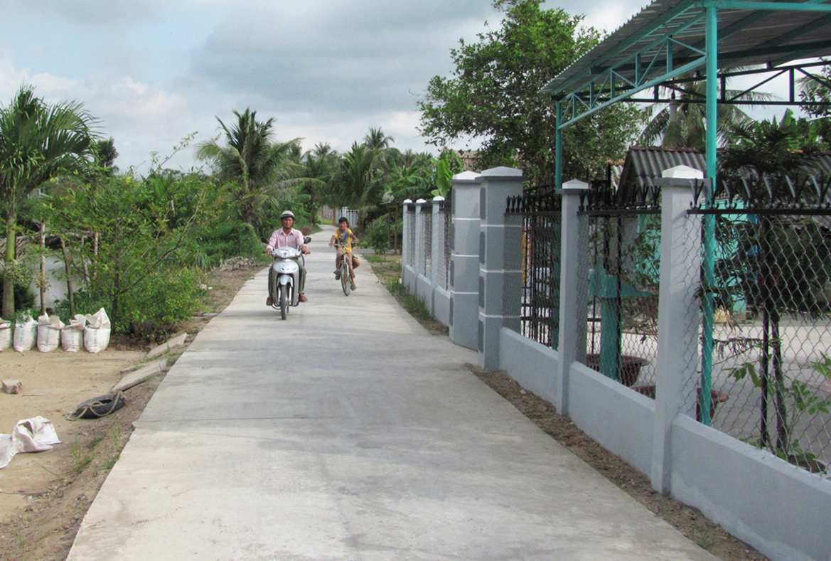 Chiến lược phát triển giao thông nông thôn Việt Nam đặt mục tiêu đến năm 2020, phấn đấu 100% đường huyện được nhựa hóa hoặc bê tông xi măng hóa. Nguồn: internet