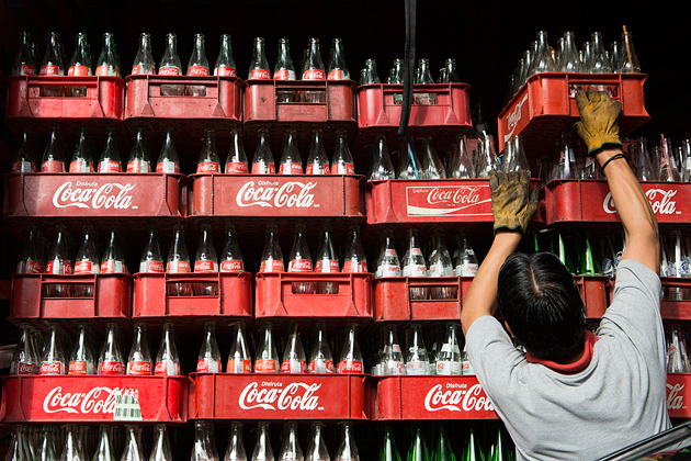 Tại Việt Nam, mặc dù doanh thu hàng năm vẫn tăng trưởng đều đặn với mức tăng trưởng bình quân 24%, đặc biệt từ năm 2008 nhưng tính đến năm 2011, Coca Cola Việt Nam đã lỗ lũy kế tới 3.768 tỷ đồng, vượt cả số vốn đầu tư ban đầu. Nguồn: internet