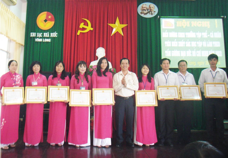 KBNN Vĩnh Long tổ chức Hội nghị biểu dương khen thưởng tập thể, cá nhân tiêu biểu xuất sắc trong Học tập và làm theo tấm gương đạo đức Hồ Chí Minh.