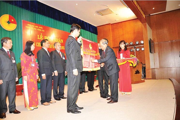 Kho bạc Nhà nước tỉnh Bà Rịa-Vũng Tàu đón nhận danh hiệu thi đua xuất sắc.