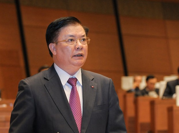 Bộ trưởng Bộ Tài chính Đinh Tiến Dũng trả lời chất vấn trước Quốc hội sáng ngày 17/11. Nguồn: internet