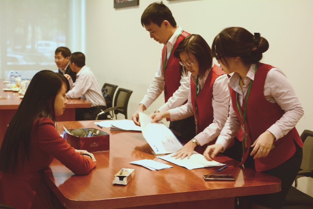Ban đấu giá Sở Giao dịch Chứng khoán Hà Nội đang làm việc tại phiên bán đấu giá cổ phần CTCP Thủy điện Bình Điền do Tổng Công ty Sông Đà sở hữu.
