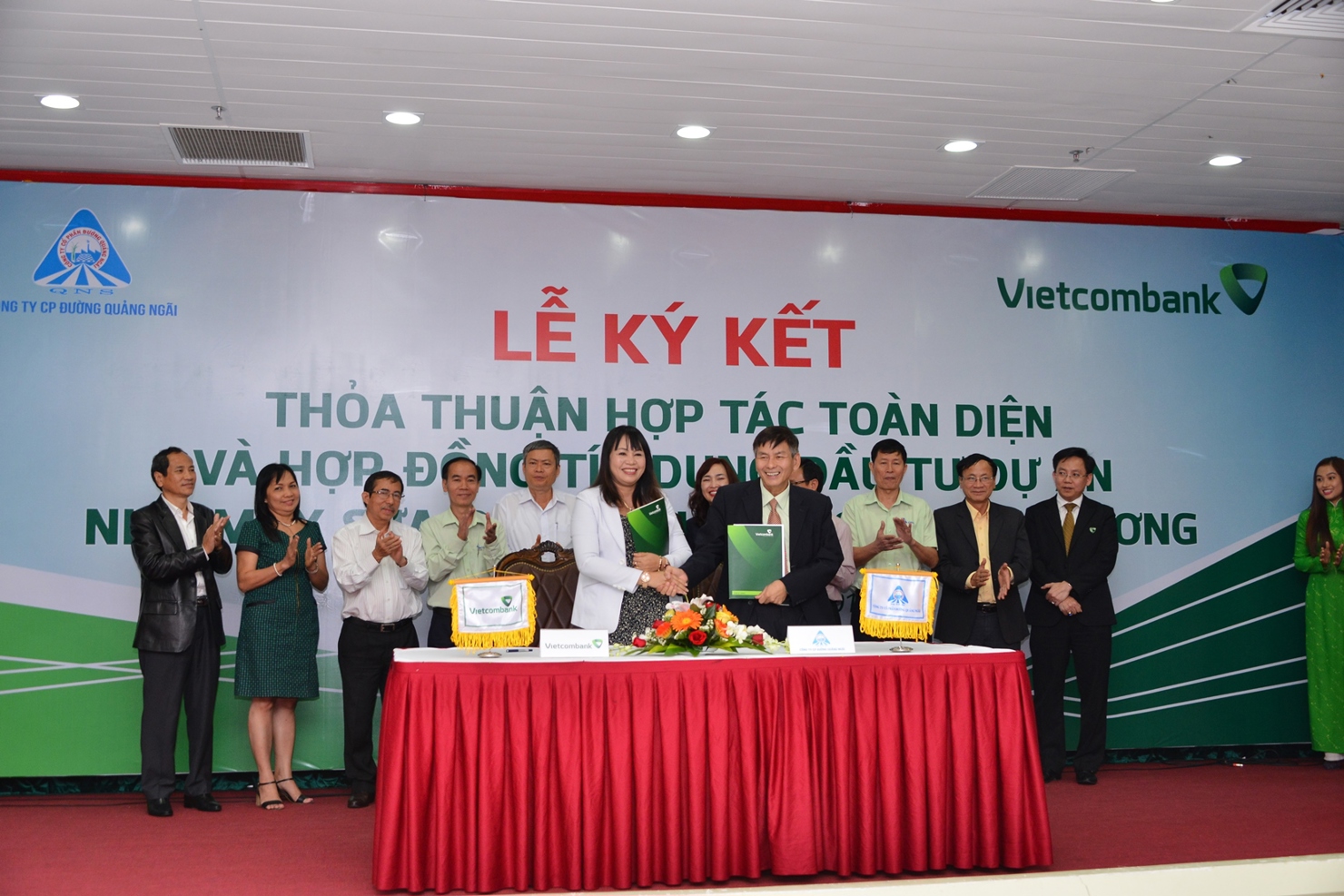 Đại diện Vietcombank, Bà Phạm Thị Thúy Kiều - Giám đốc Vietcombank Quảng Ngãi và đại diện QNS, ông Võ Thành Đàng - Chủ tịch HĐQT kiêm Tổng giám đốc QNS ký kết hợp đồng tín dụng đầu tư cho dự án Nhà máy Sữa đậu nành Vinasoy Bình Dương.