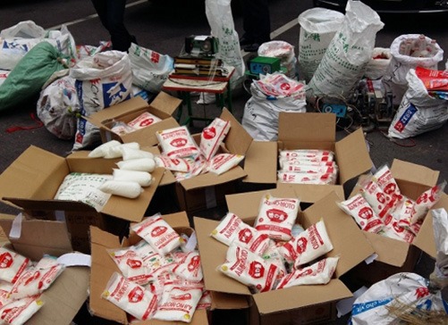 Hàng trăm gói bột ngọt giả bị lực lượng công an bắt giữ. Nguồn: internet