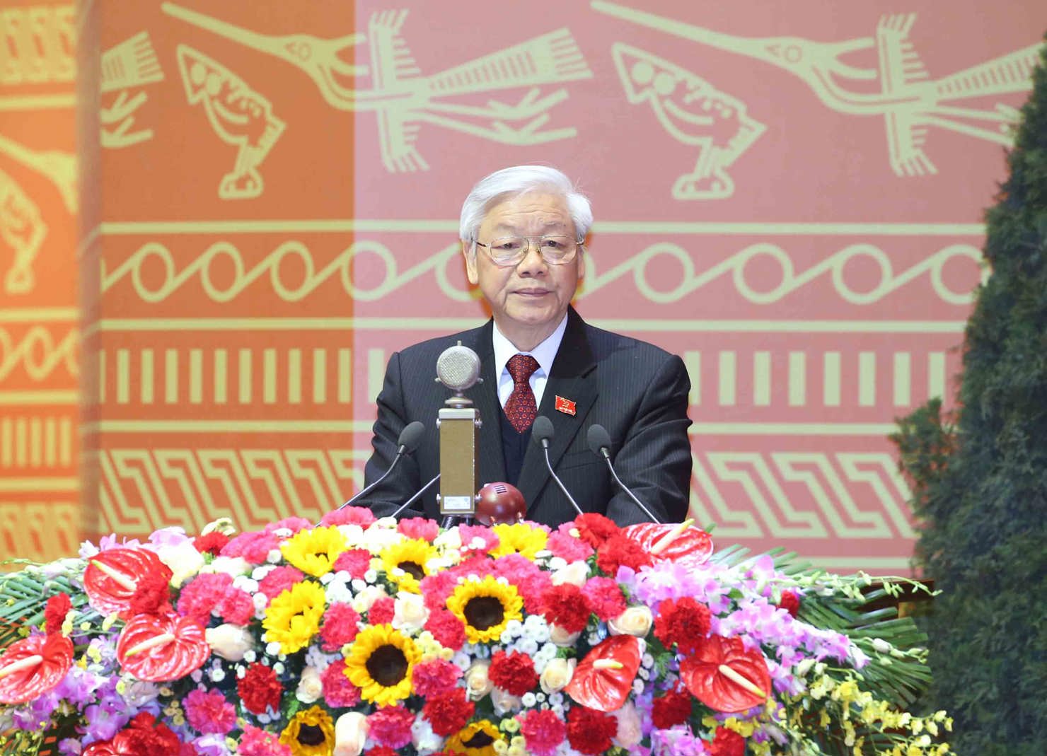 Tổng bí thư Nguyễn Phú Trọng trình bày Báo cáo của Ban Chấp hành Trung ương Đảng Khóa XI về các văn kiện Đại hội XII của Đảng. Nguồn: internet