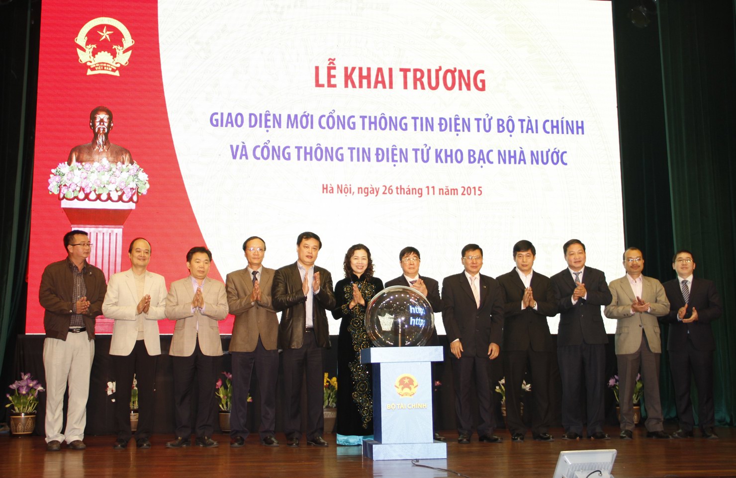 Thứ trưởng Bộ Tài chính Vũ Thị Mai, Tổng giám đốc KBNN Nguyễn Hồng Hà cùng các đại biểu tại Lễ khai trương Cổng Thông tin điện tử Bộ Tài chính và Cổng Thông tin điện tử Kho bạc Nhà nước.