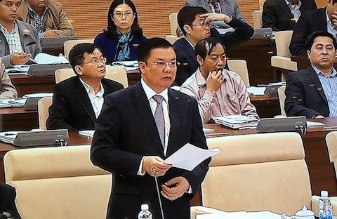 Bộ trưởng Tài chính Đinh Tiến Dũng báo cáo tại phiên họp.