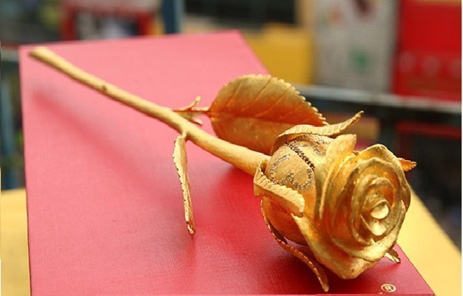 Hoa hồng dát vàng vẫn chưa bao giờ hết ‘hot’ dù đã xuất hiện trên thị trường một vài năm nay. Nguồn: internet