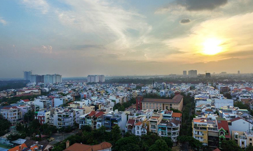 Nhiều nhà đầu tư có dòng vốn nhàn rỗi lớn đang thu gom đất ngoại thành Sài Gòn để tích luỹ tài sản, chờ cơ hội tăng giá trong 5-10 năm tới. 